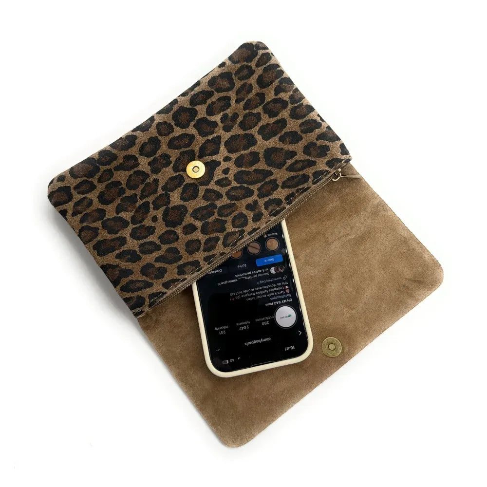 Sac pochette en croûte de cuir à motif MAELIA JUNGLE Léopard taupe foncé