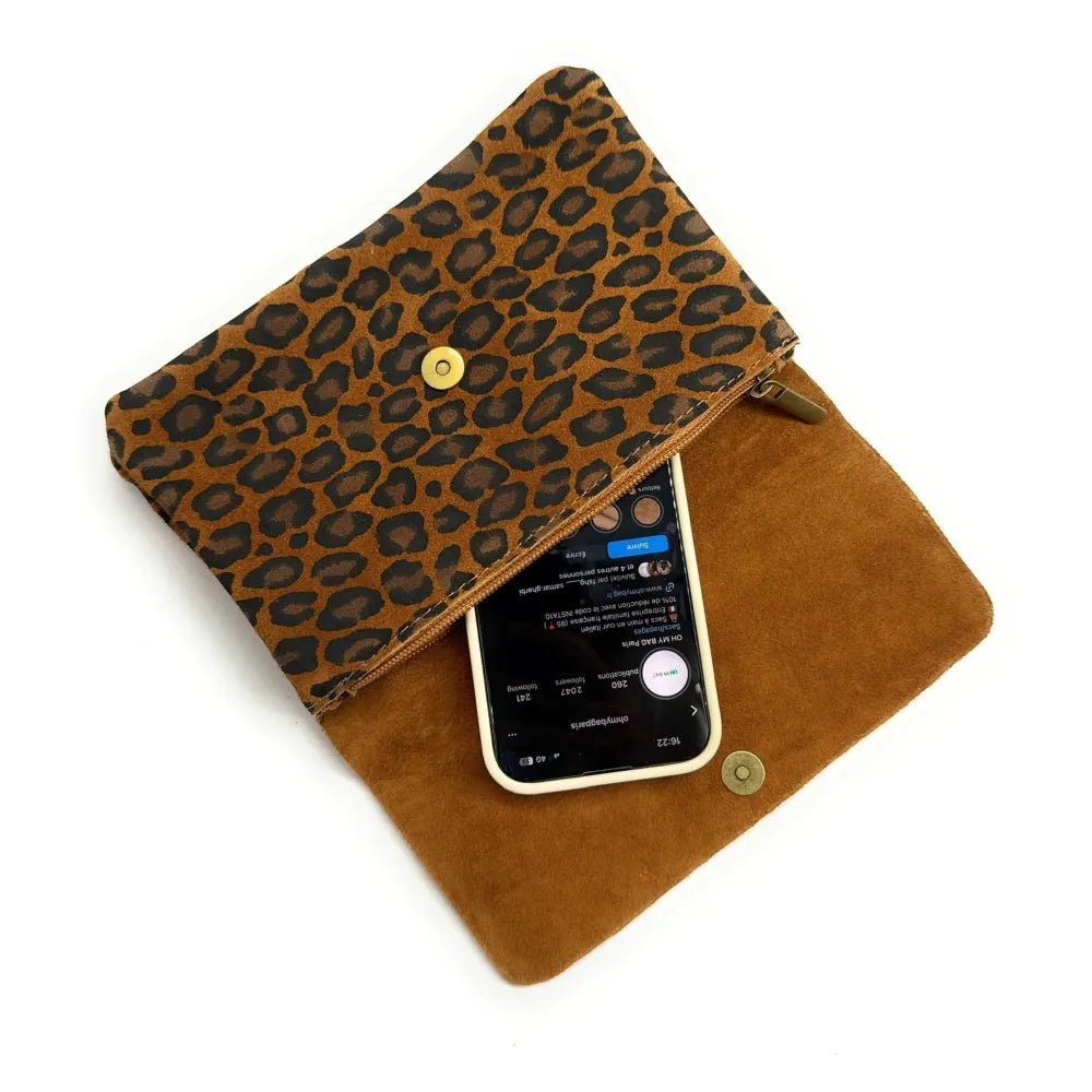 Sac pochette en croûte de cuir à motif MAELIA JUNGLE Léopard camel