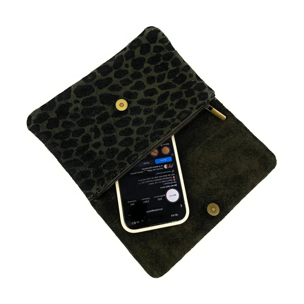 Sac pochette en croûte de cuir à motif MAELIA JUNGLE Léopard kaki