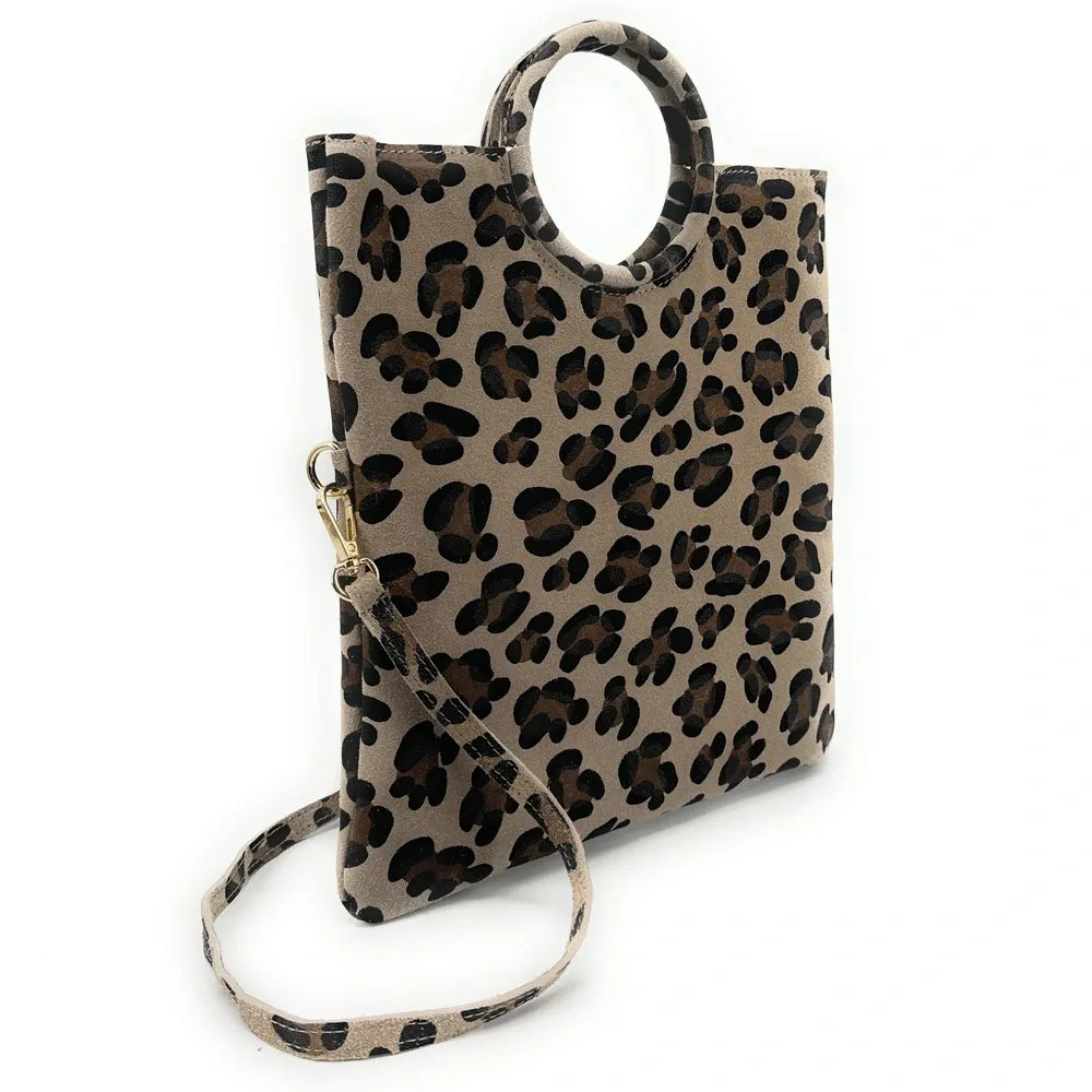 Sac pochette en croûte de cuir CHARLOTTE ET LEO Léopard taupe moyen