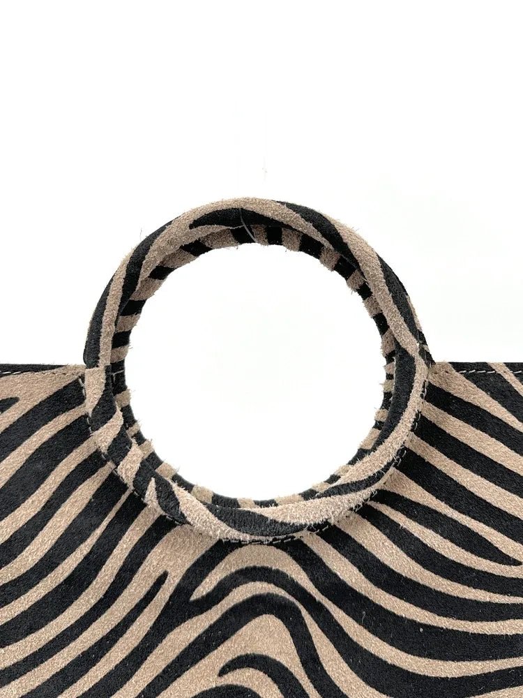 Sac pochette en croûte de cuir CHARLOTTE ET LEO Zèbre taupe