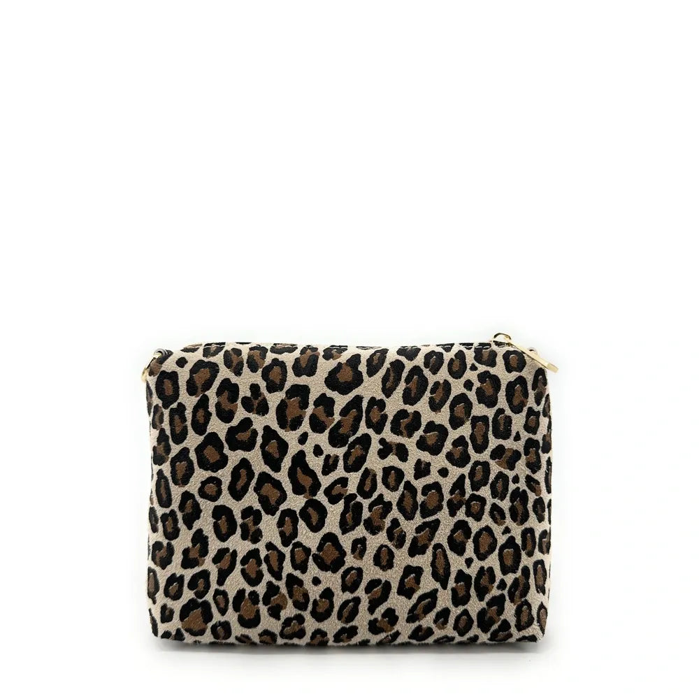 Sac pochette en croûte de cuir CHARLOTTE ET LEO Léopard taupe clair