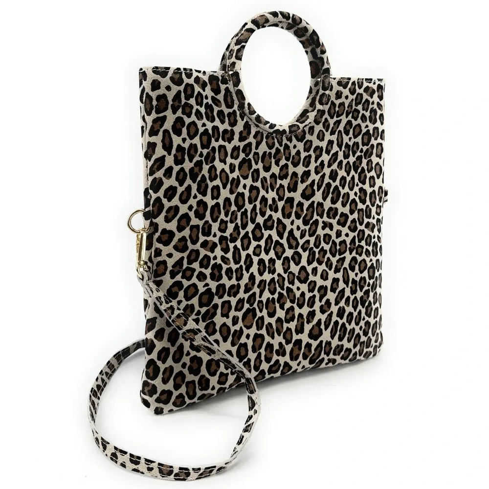 Sac pochette en croûte de cuir CHARLOTTE ET LEO Léopard taupe clair