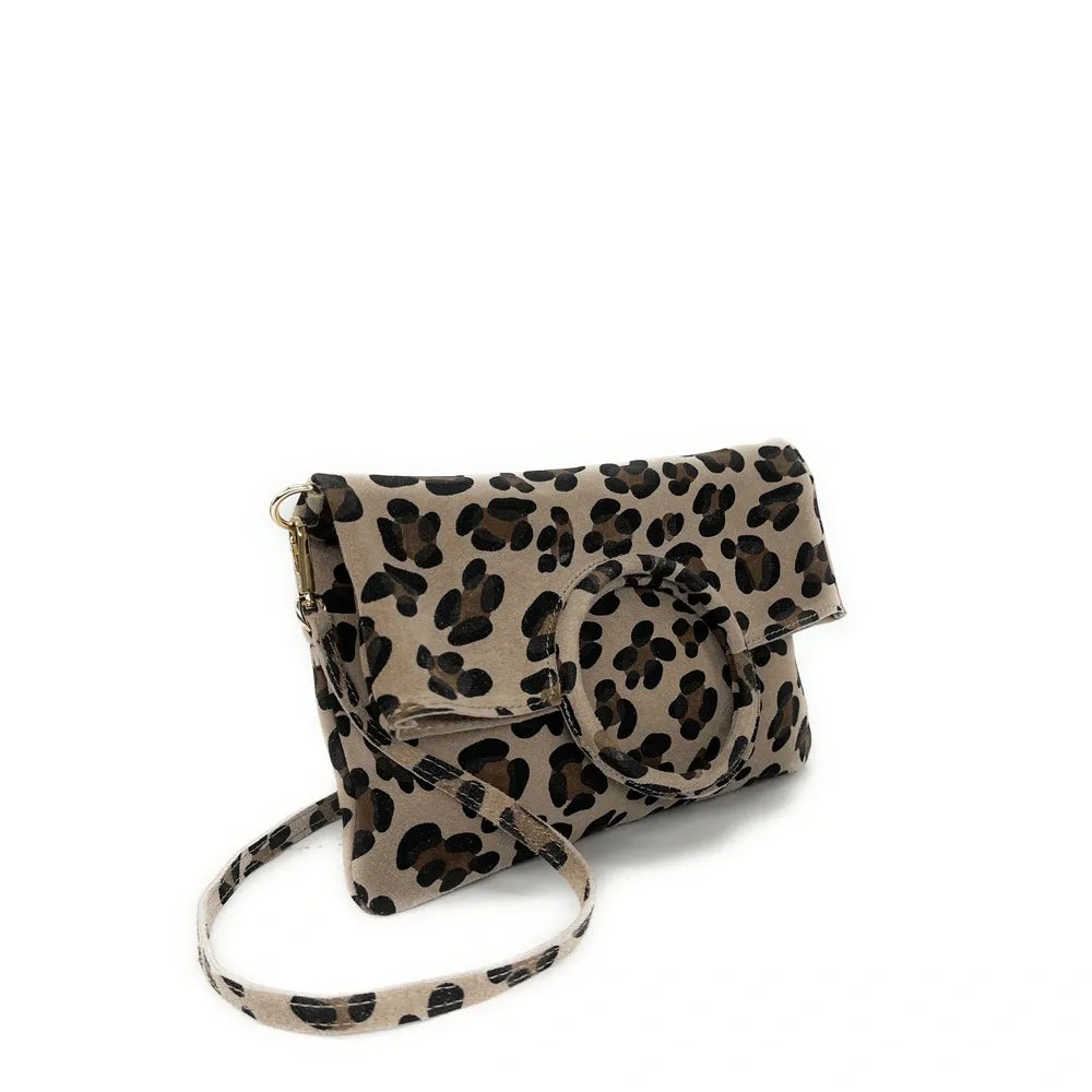 Sac pochette en croûte de cuir CHARLOTTE ET LEO Léopard taupe moyen