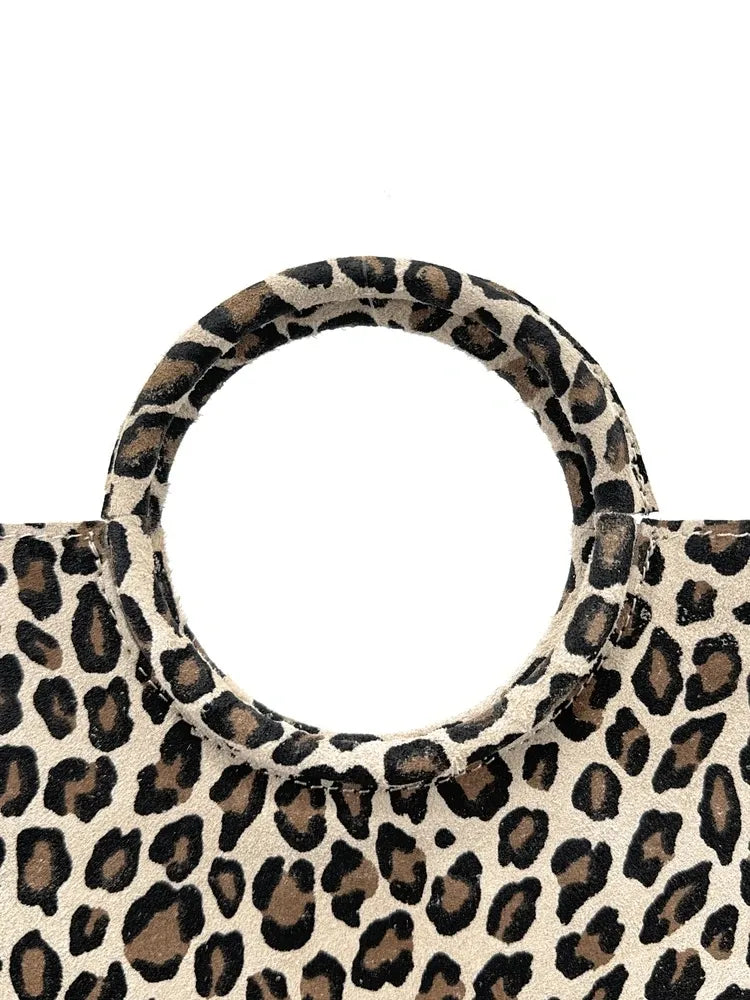 Sac pochette en croûte de cuir CHARLOTTE ET LEO Léopard taupe clair