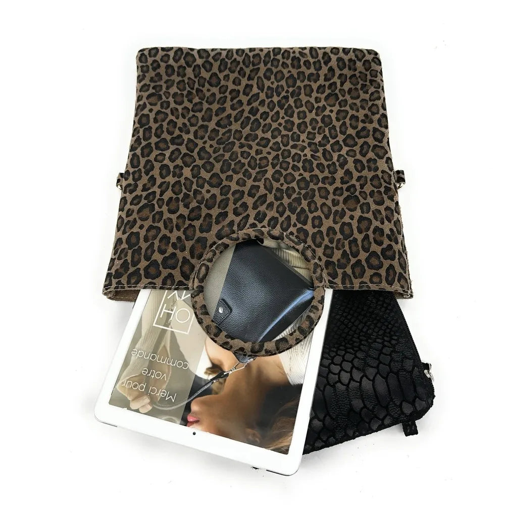 Sac pochette en croûte de cuir CHARLOTTE ET LEO Léopard taupe foncé