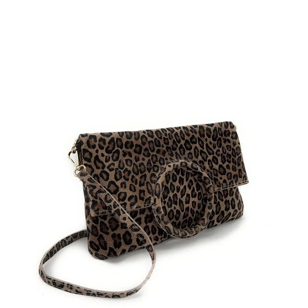Sac pochette en croûte de cuir CHARLOTTE ET LEO Léopard taupe foncé