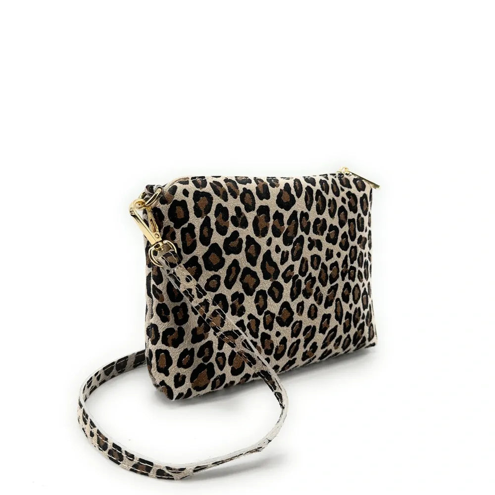 Sac pochette en croûte de cuir CHARLOTTE ET LEO Léopard taupe clair