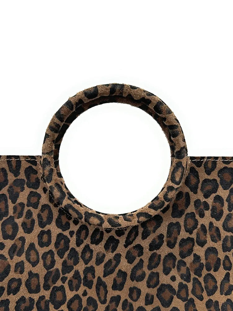 Sac pochette en croûte de cuir CHARLOTTE ET LEO Léopard taupe foncé