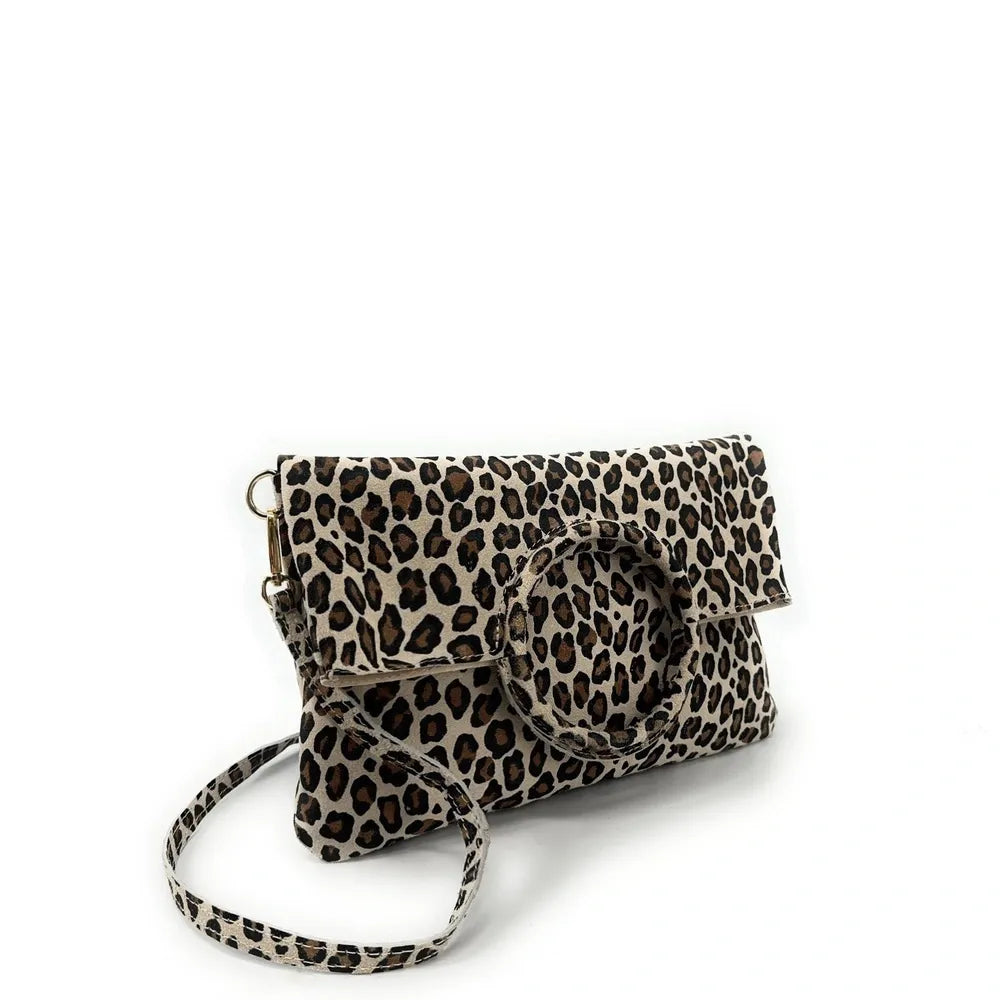 Sac pochette en croûte de cuir CHARLOTTE ET LEO Léopard taupe clair