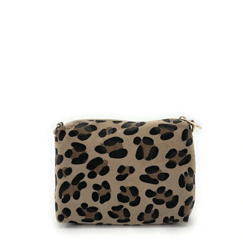 Sac pochette en croûte de cuir CHARLOTTE ET LEO Léopard taupe moyen