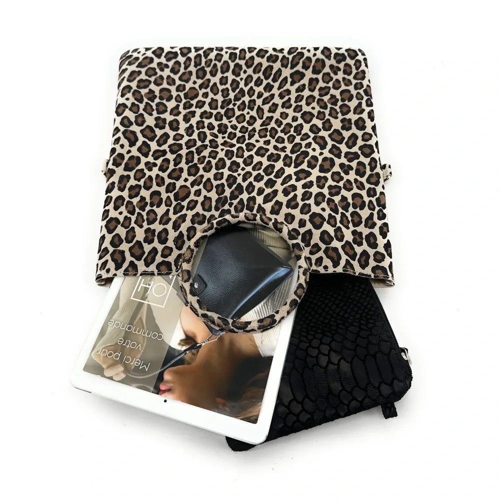 Sac pochette en croûte de cuir CHARLOTTE ET LEO Léopard taupe clair