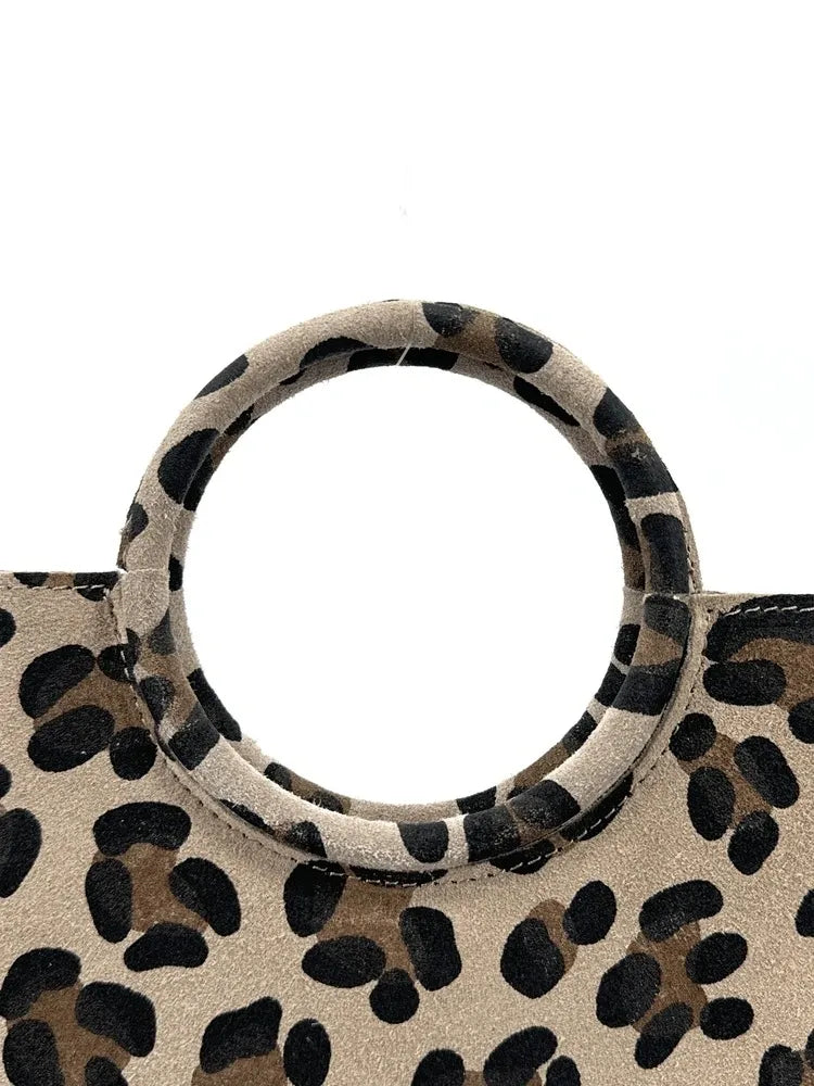 Sac pochette en croûte de cuir CHARLOTTE ET LEO Léopard taupe moyen
