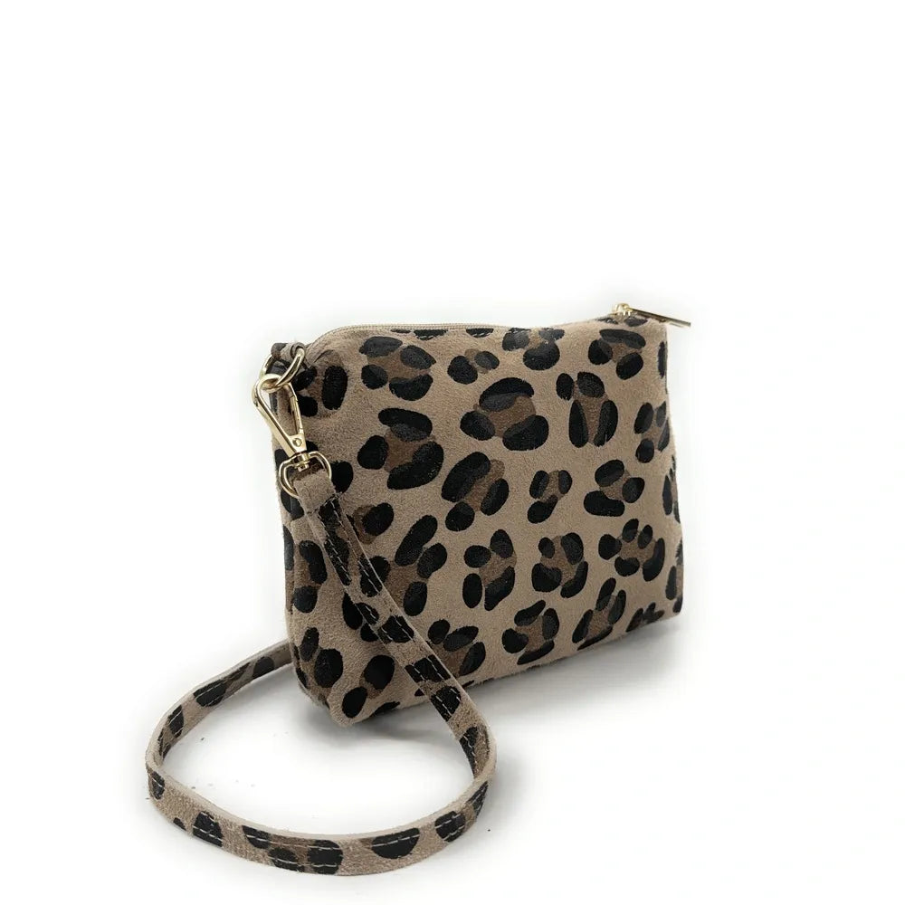 Sac pochette en croûte de cuir CHARLOTTE ET LEO Léopard taupe moyen