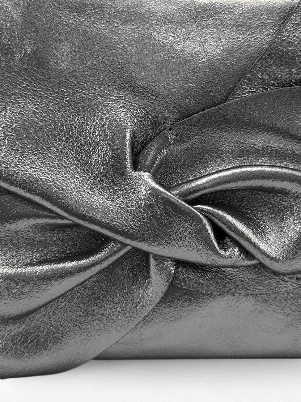 Clutch-Tasche aus schillerndem Leder SHERAZADE Dunkelsilber