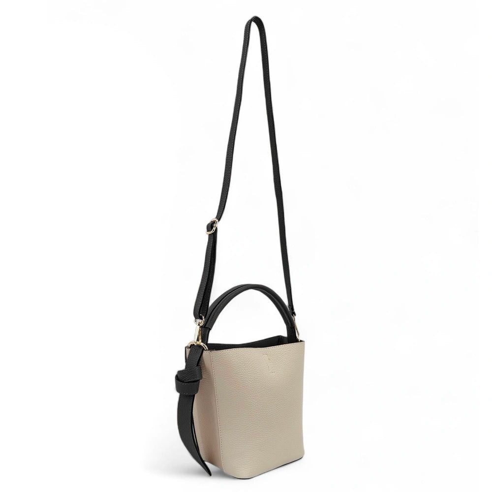 Beuteltasche und Clutch aus genarbtem Leder BIRDIE Beige und Schwarz
