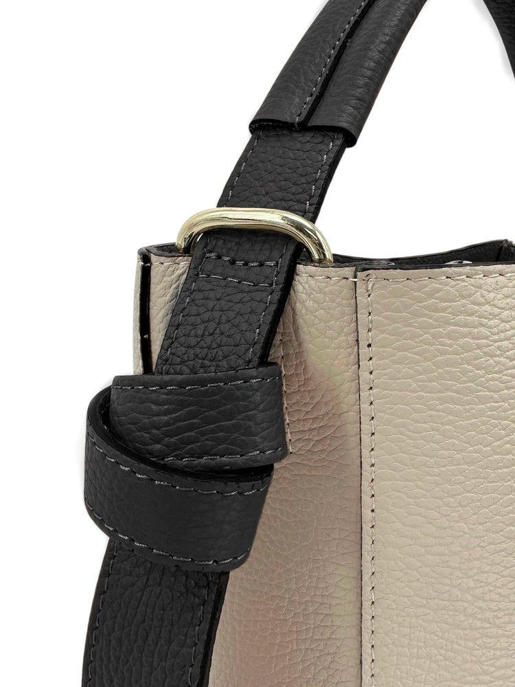 Beuteltasche und Clutch aus genarbtem Leder BIRDIE Beige und Schwarz