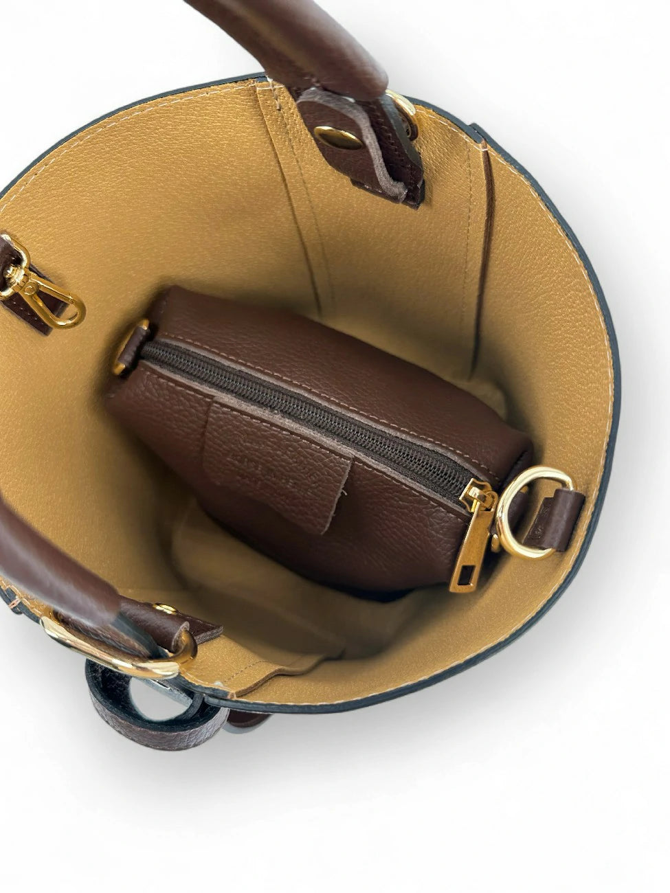 Beuteltasche und Clutch aus genarbtem Leder BIRDIE Dunkelcamel und Schokolade